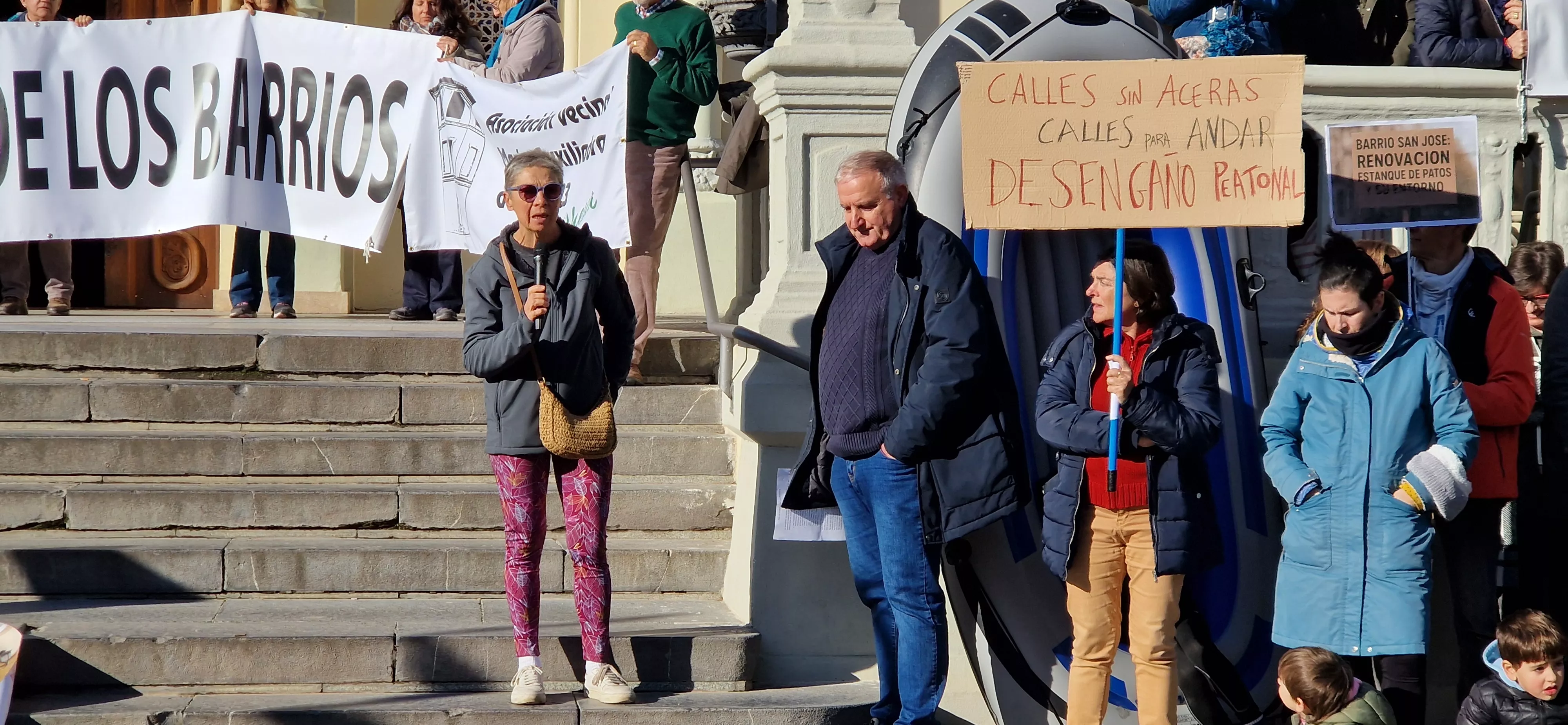 Usuarios Piscina Almériz. Concentración de asociaciones vecinales de Huesca. Foto Myriam Martínez