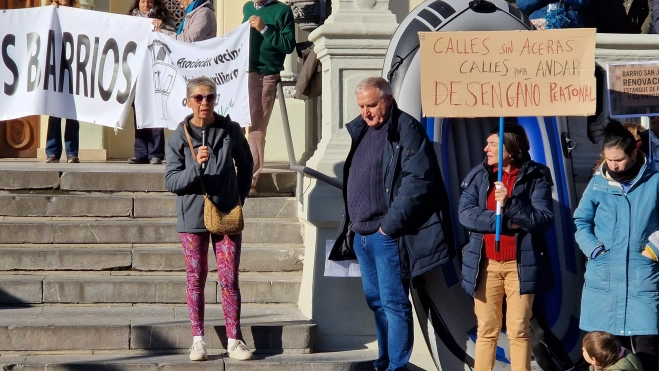 Usuarios Piscina Almériz. Concentración de asociaciones vecinales de Huesca. Foto Myriam Martínez Usuarios Piscina Almériz. Concentración de asociaciones vecinales de Huesca. Foto Myriam Martínez