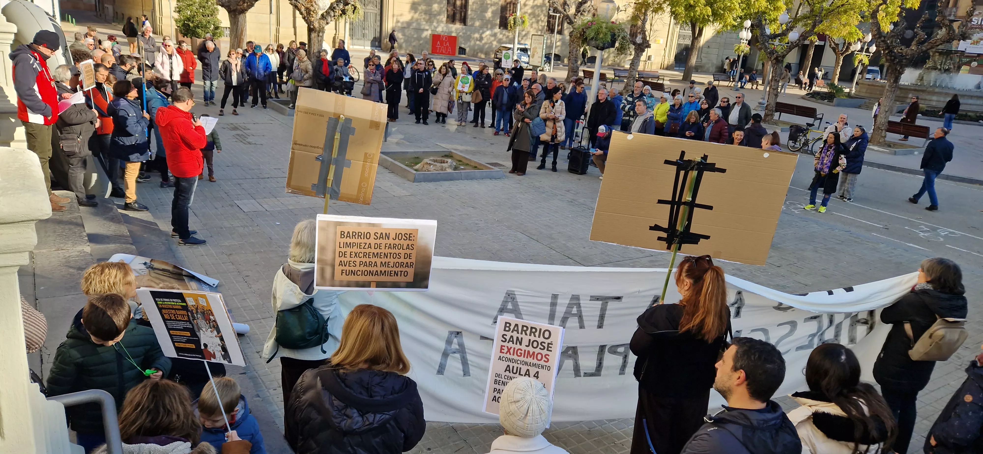Dos centenares de personas se concentran en Huesca para criticar la “ineficaz política municipal” hacia los barrios. Foto Myriam Martínez