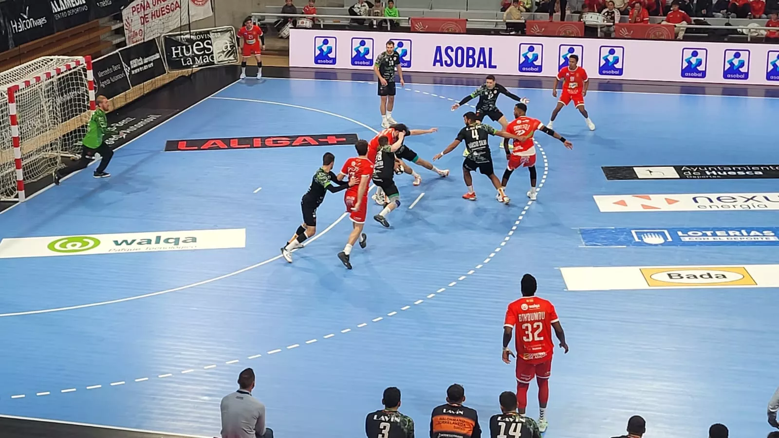 Artur Parera remata a gol para Bada Huesca Artur Parera remata a gol para Bada Huesca