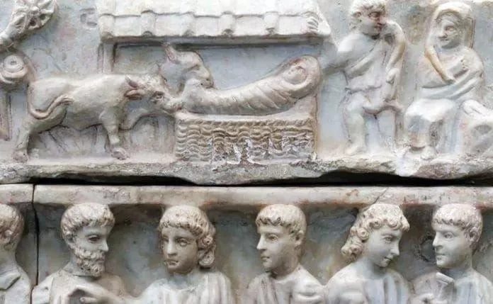 Sarcófago romano con la mula y el buey