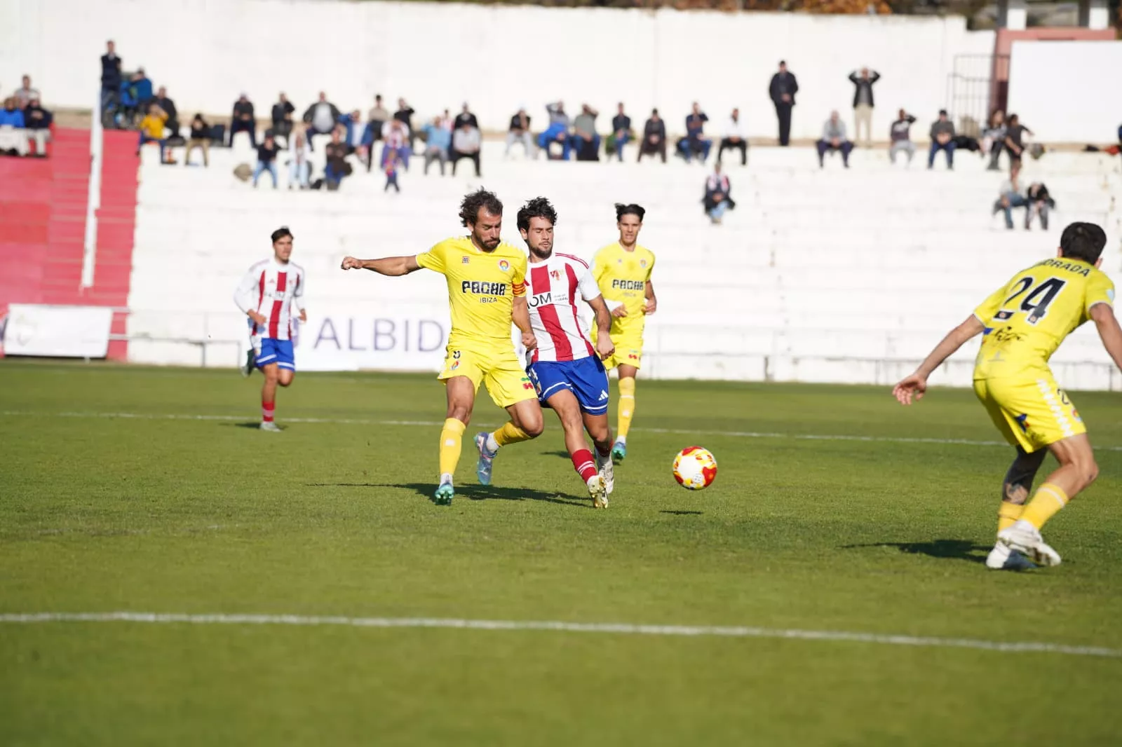 Eder, jugador del Barbastro, conduce un balón en el partido ante el Ibiza. Foto: Dani Vidal Eder, jugador del Barbastro, conduce un balón en el partido ante el Ibiza. Foto: Dani Vidal