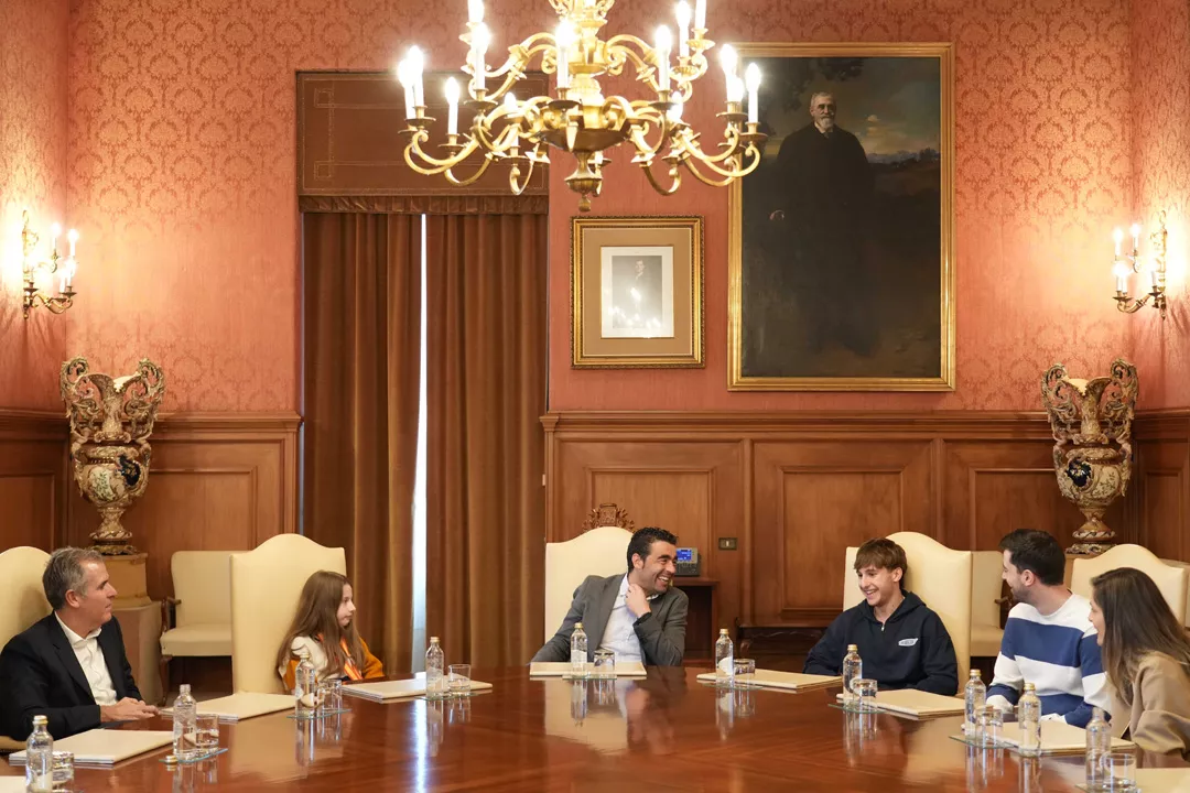 Bergua y su compañera, en el cambio de impresiones en el salón de plenos. Bergua y su compañera, en el cambio de impresiones en el salón de plenos.