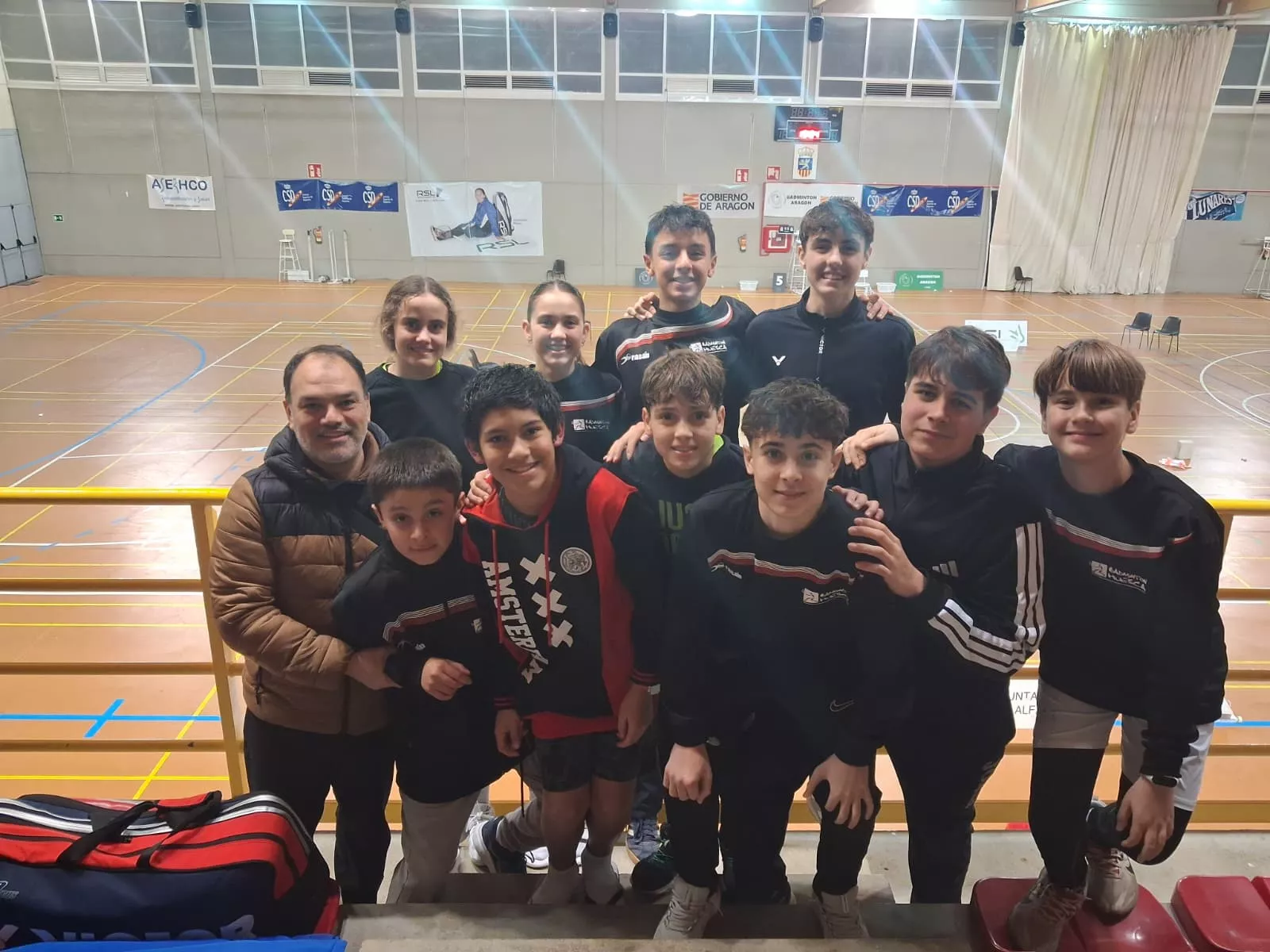 Los jóvenes del Badminton Huesca en Alfajarín.