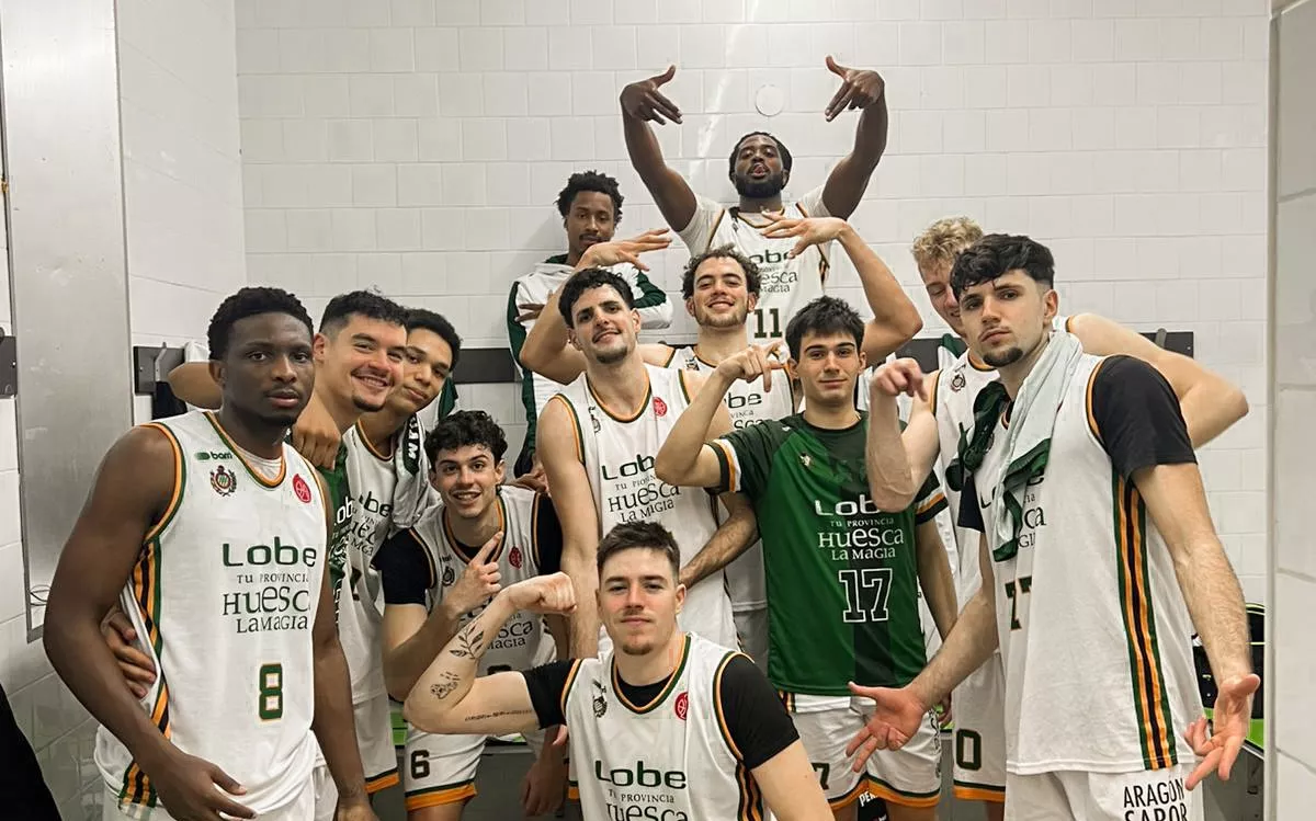 Jugadores de Lobe Huesca celebran el triunfo en Salou.