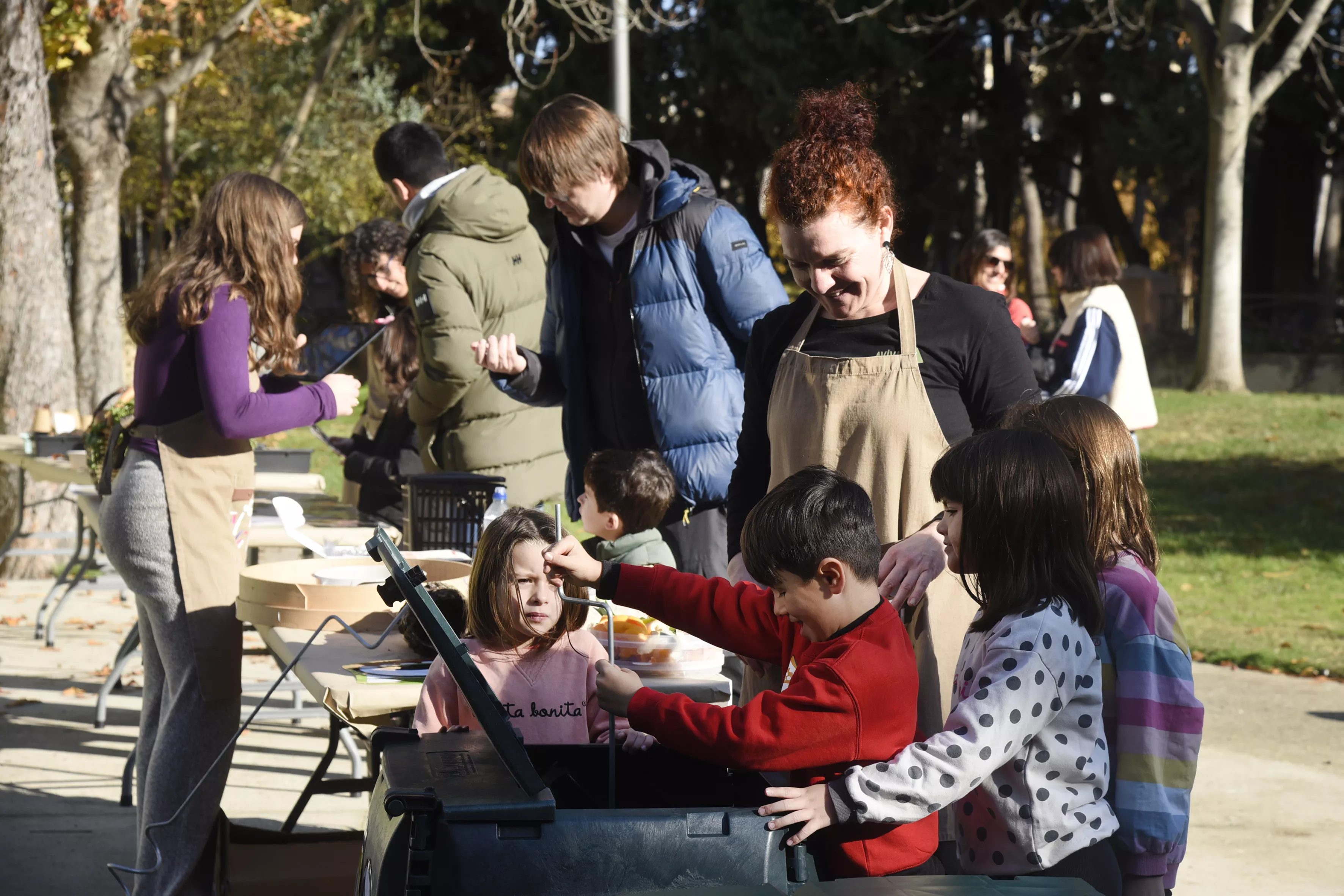 La campaña 'Tu Cubo Marrón Abona el Futuro' se despide de Huesca sembrando conciencia ambiental.
