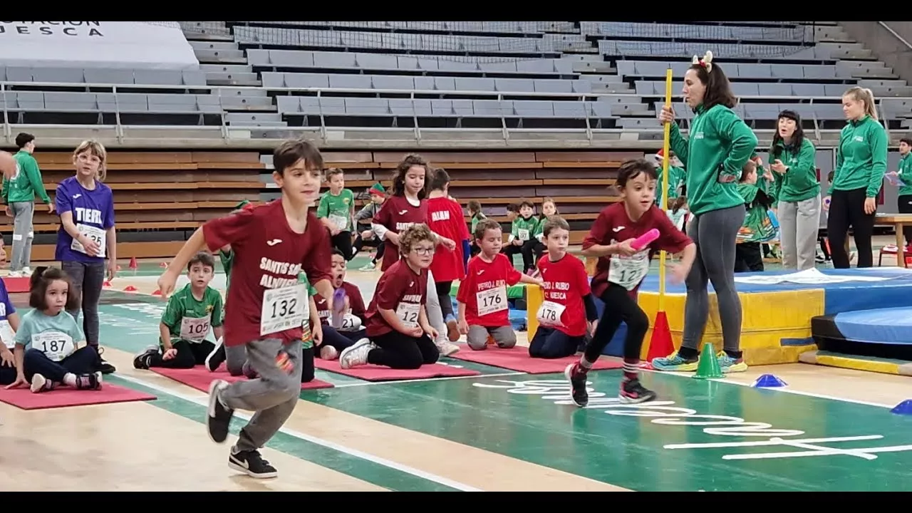 Papá y Mamá Noel sorprenden en el Atletismo Divertido
