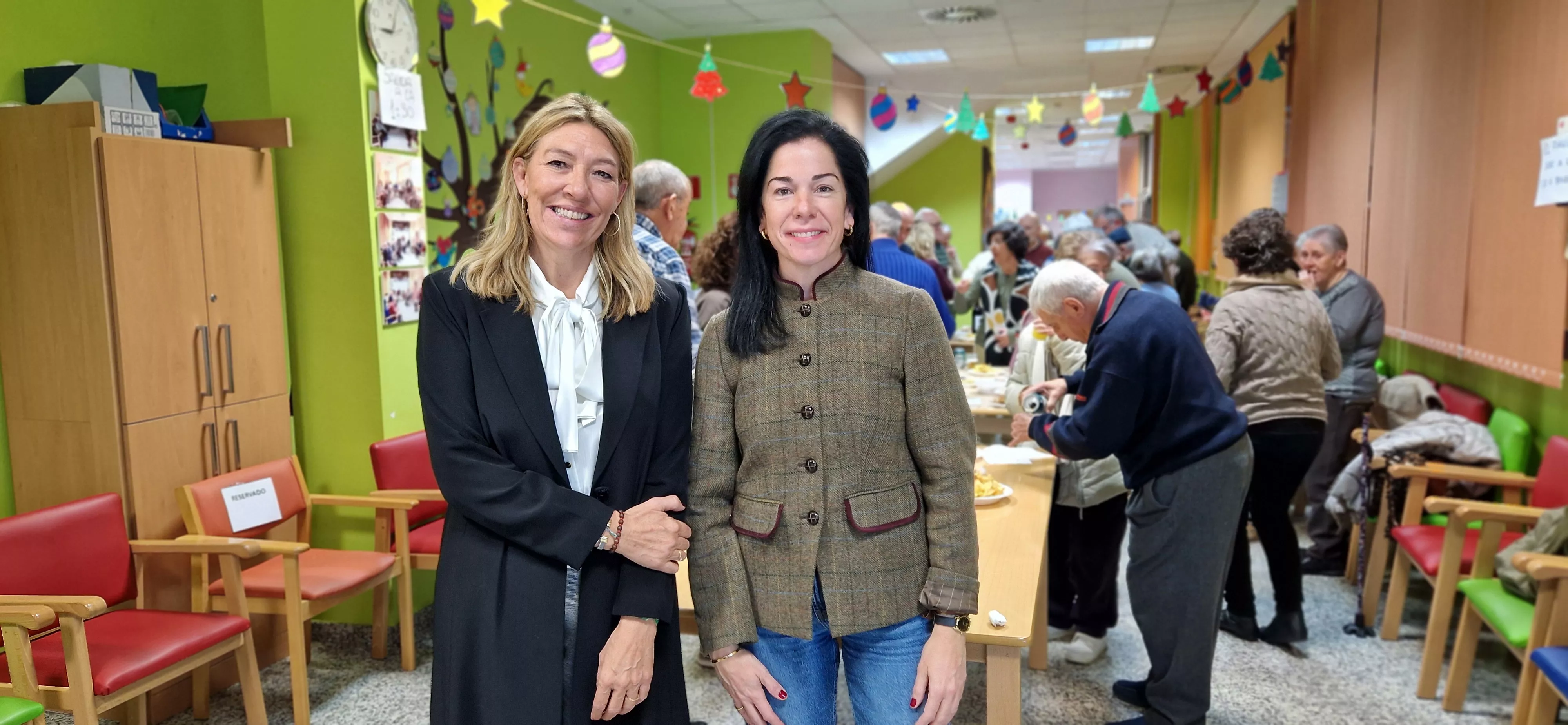 Marta Escartín y Lola Ibort. Brindis navideño de Alzhéimer Huesca. Foto Myriam Martínez