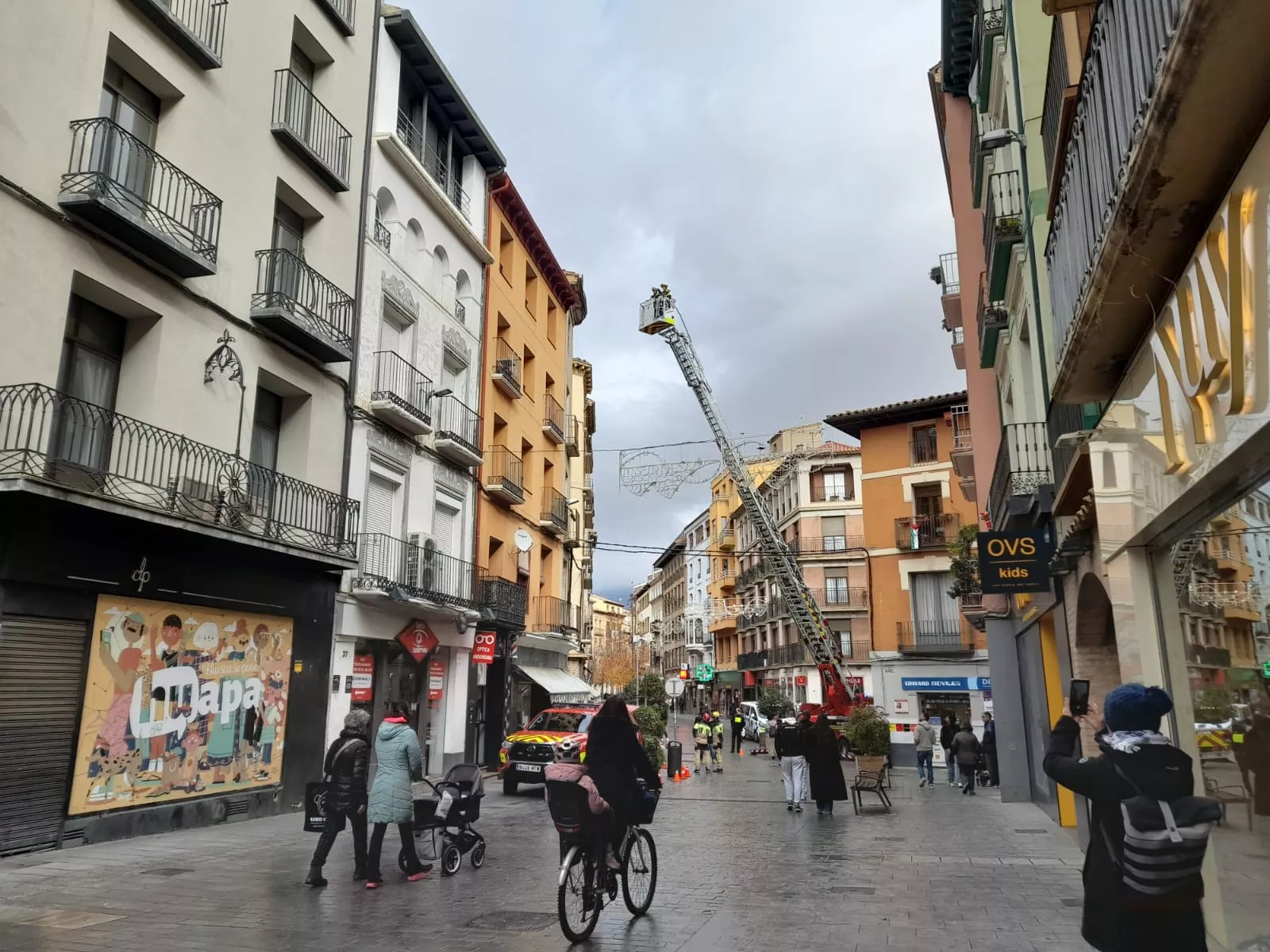 Los bomberos durante la actuación preventiva en el Coso Bajo.