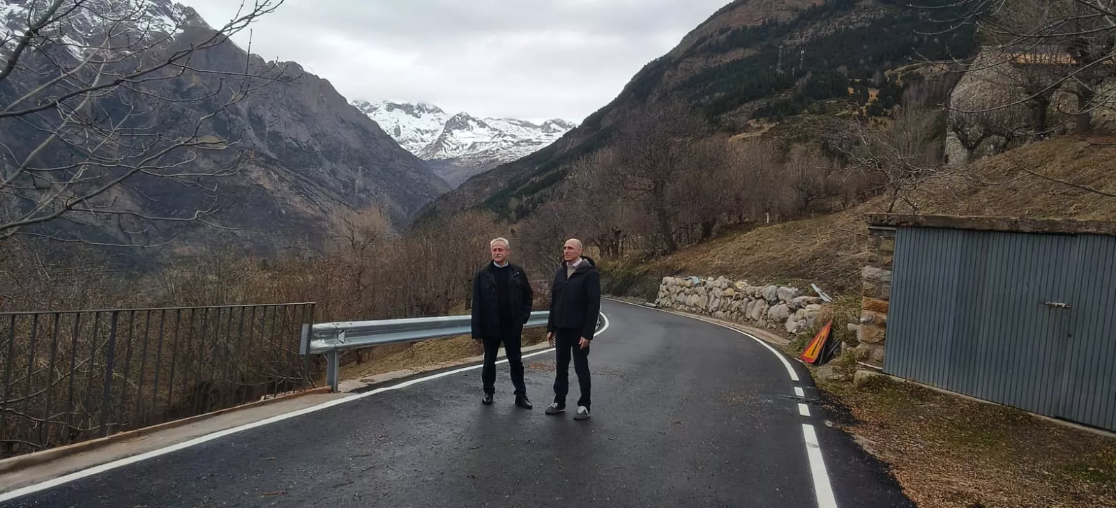 Álvaro Bescós y Manuel Mora han visitado las mejoras en la carretera de acceso a la parte alta de Cerler.