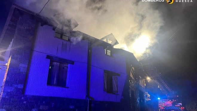 Edificio afectado por el fuego en Laspaúles.