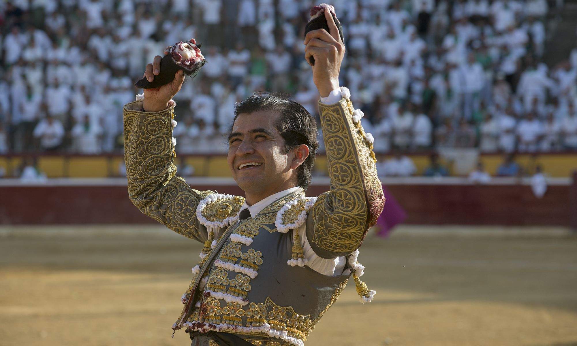 Joselito Adame corta dos orejas de su primer toro de la tarde. Foto Jacques Valat