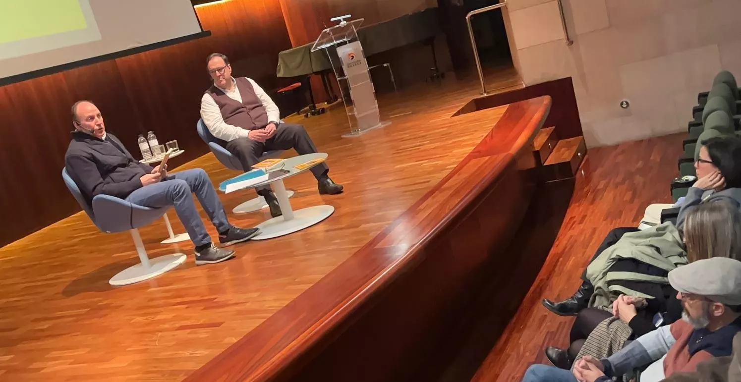 Ismael Ferrer y Javier García Antón en la presentación de "Comiendo el mundo, llega el cambio".. Foto Mercedes Manterola