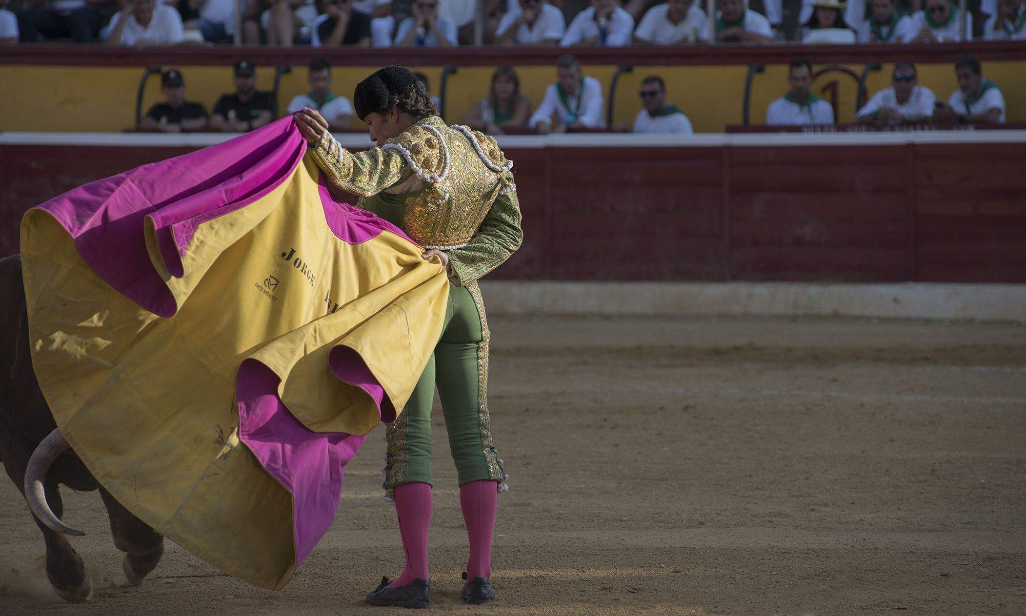 Jorge Isiegas, por saltilleras con el capote. Foto Jacques Valat