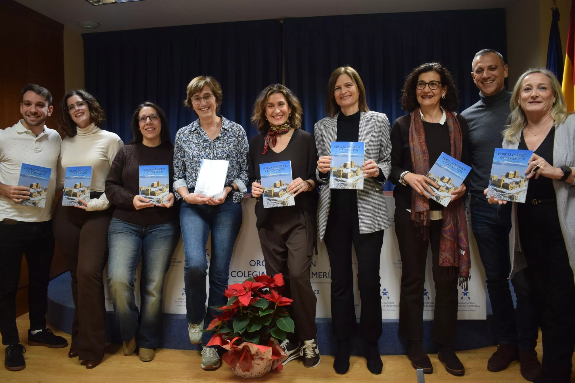 Profesionales sanitarios muestran el libro “Heridas de difícil cicatrización: un abordaje integral”.