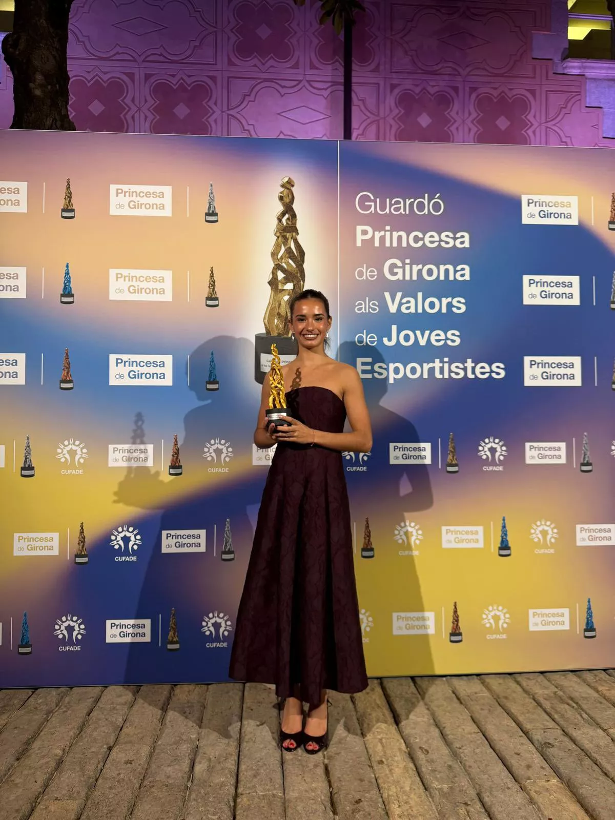 Inés Bergua con el premio Princesa de Girona.