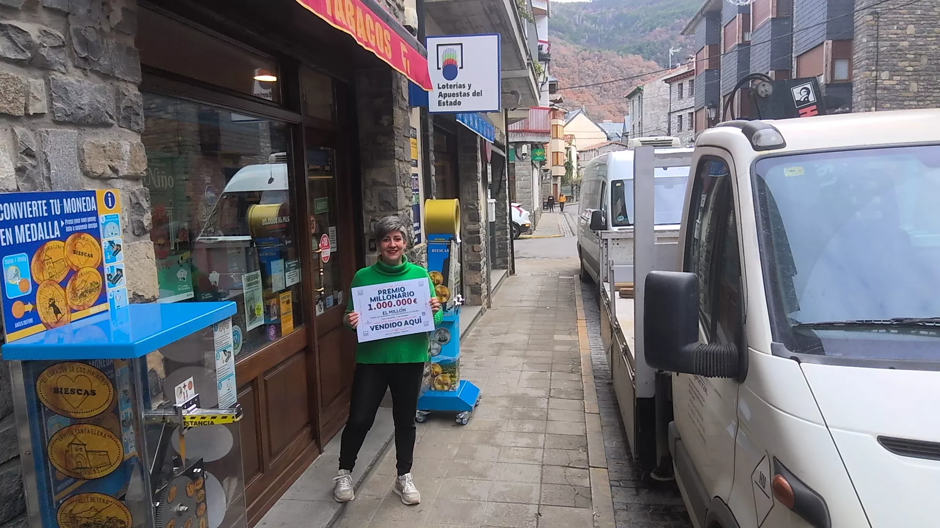 Pilar Fañanás en el exterior del establecimiento en Biescas