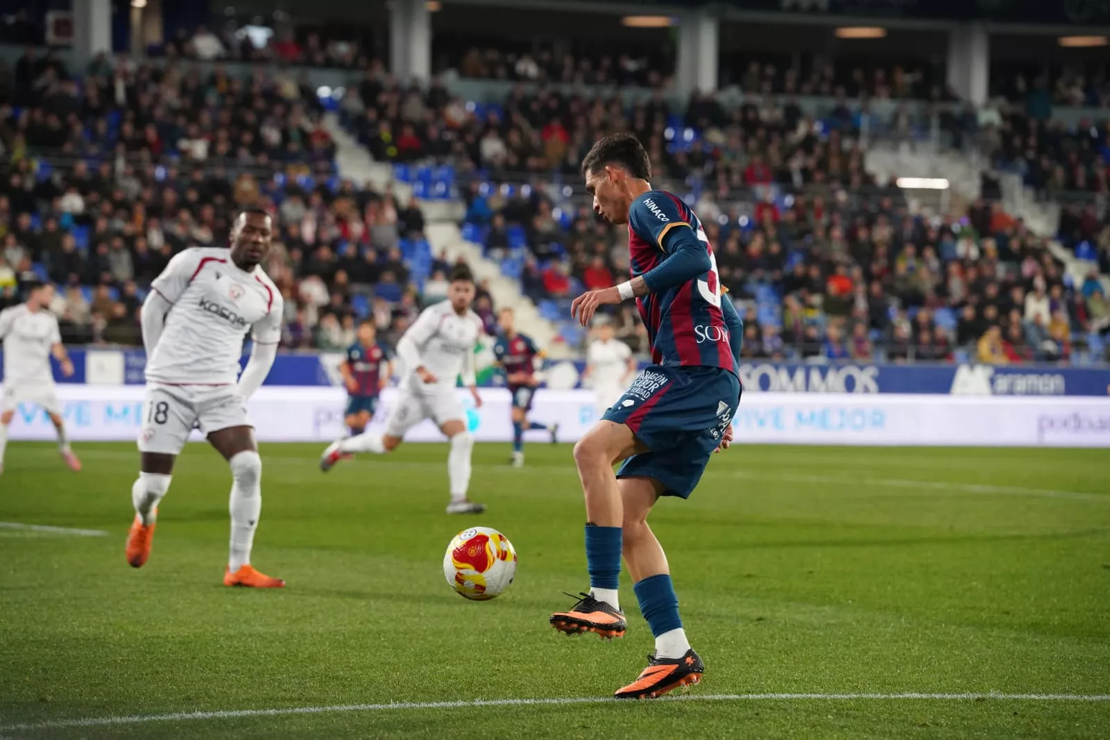 Luna, autor del gol del Huesca, controla un balón. Foto: Dani Vidal @fotomaniafut