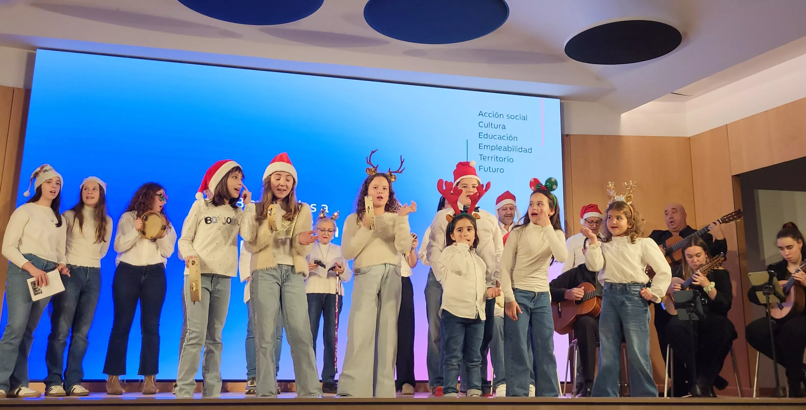 La Escuela de Danza y Folklore de Elenco Aragonés en el XIV Maratón Solidario de Huesca por Frater. Foto Mercedes Manterola