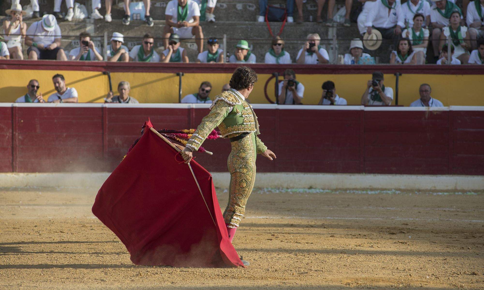 Isiegas recibe al toro desde el centro del ruedo. Foto Jacques Valat