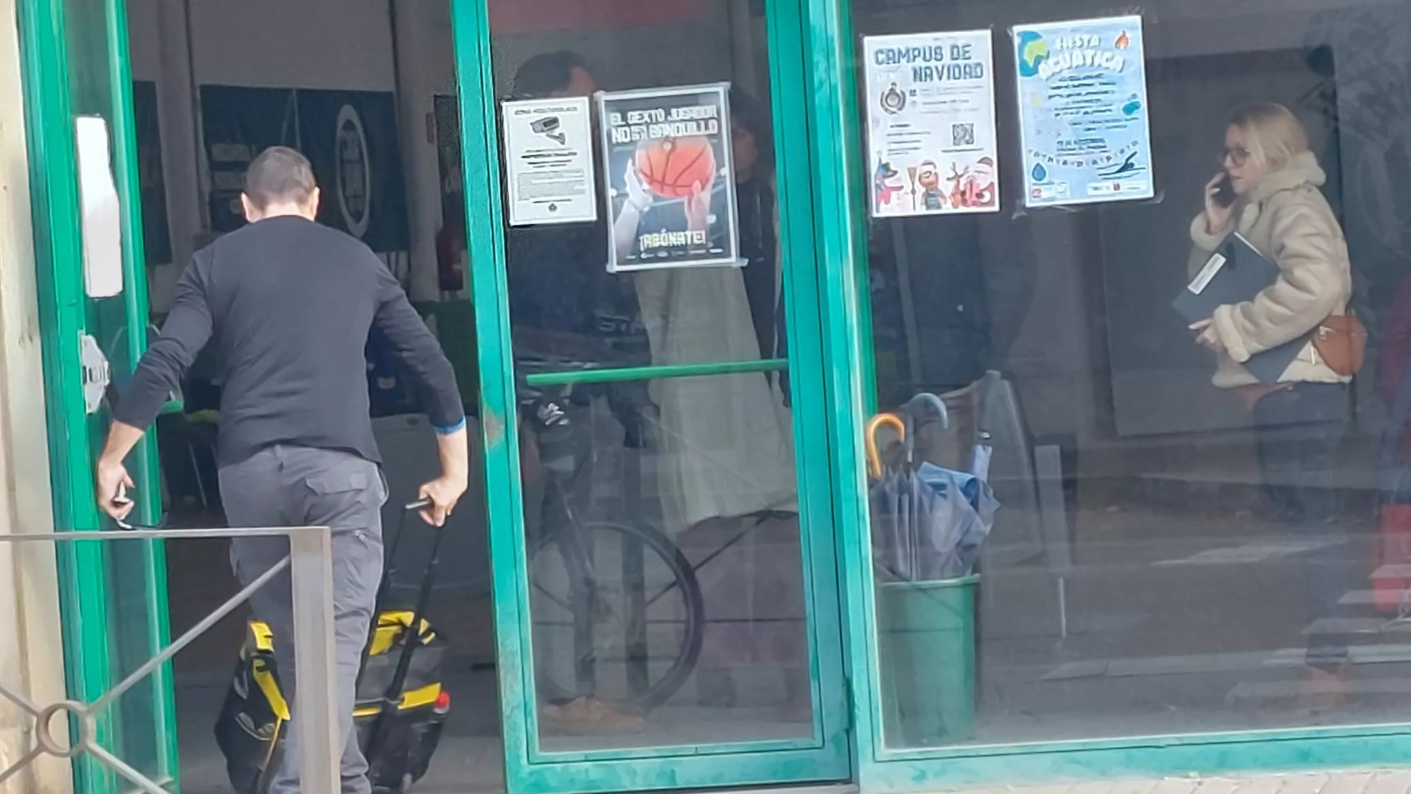 Trabajos para el cambio de cerradura del Peñas Center el pasado día 16 de diciembre