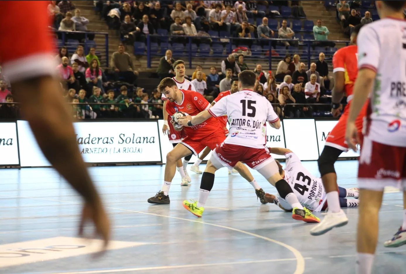 Artur Parera ante Aitor García. Bada Huesca reacciona tras un inicio horroroso pero se topa con el cancerbero de tres cabezas Xoan Ledo (33-28)