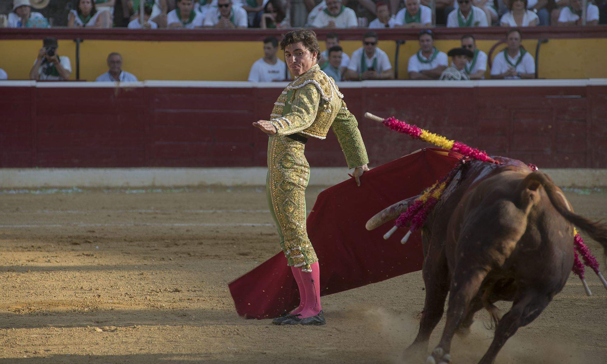 Isiegas recibe al toro desde el centro del ruedo. Foto Jacques Valat