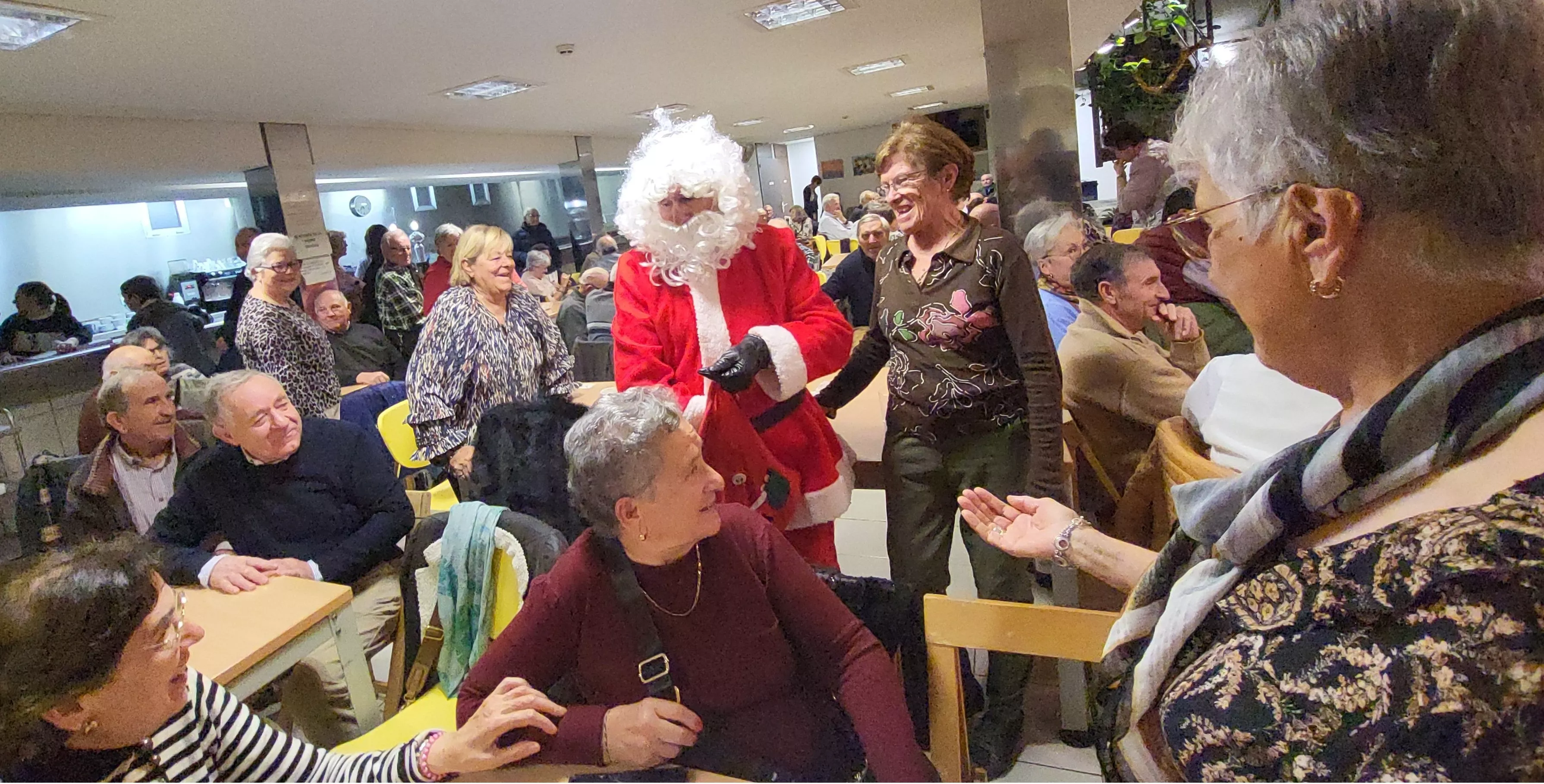 Papá Noel en la celebración de Navidad en el Hogar de Personas Mayores. Foto Mercedes Manterola