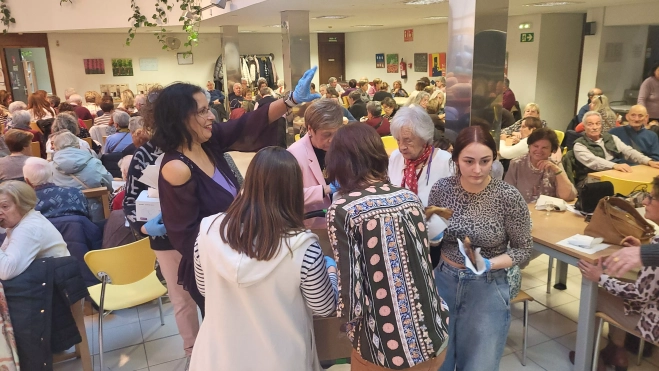 Reparto de empanadico en el Hogar de Huesca. Foto Mercedes Manterola