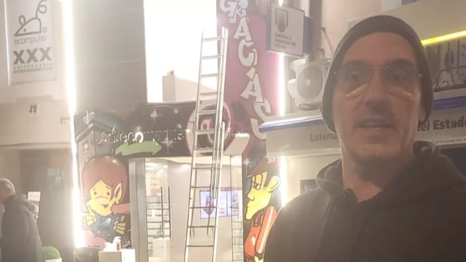 Pedro Moreno, frente a la tienda de Ecomputer