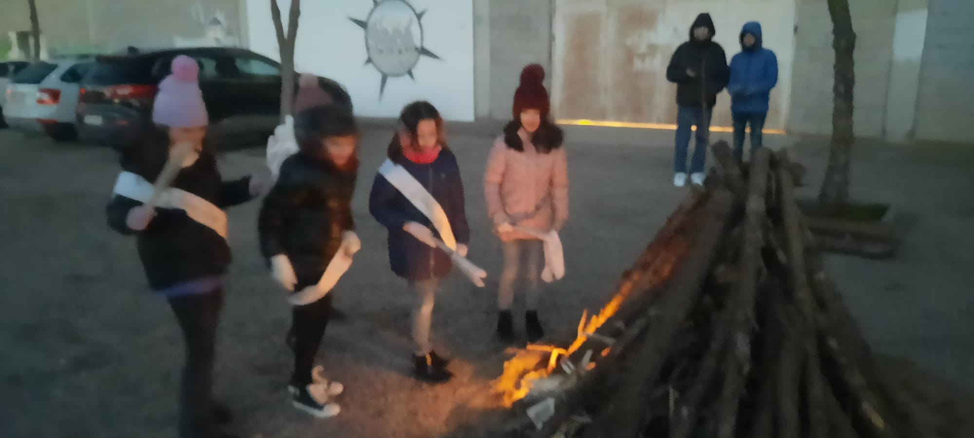 Las Reinas Infantiles prenden la hoguera