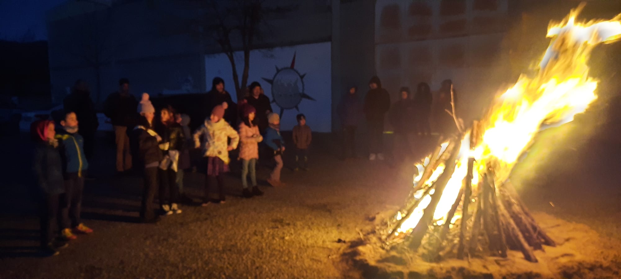 Las Reinas Infantiles prenden la hoguera