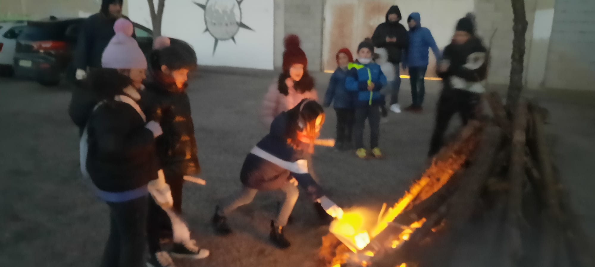 Las Reinas Infantiles prenden la hoguera