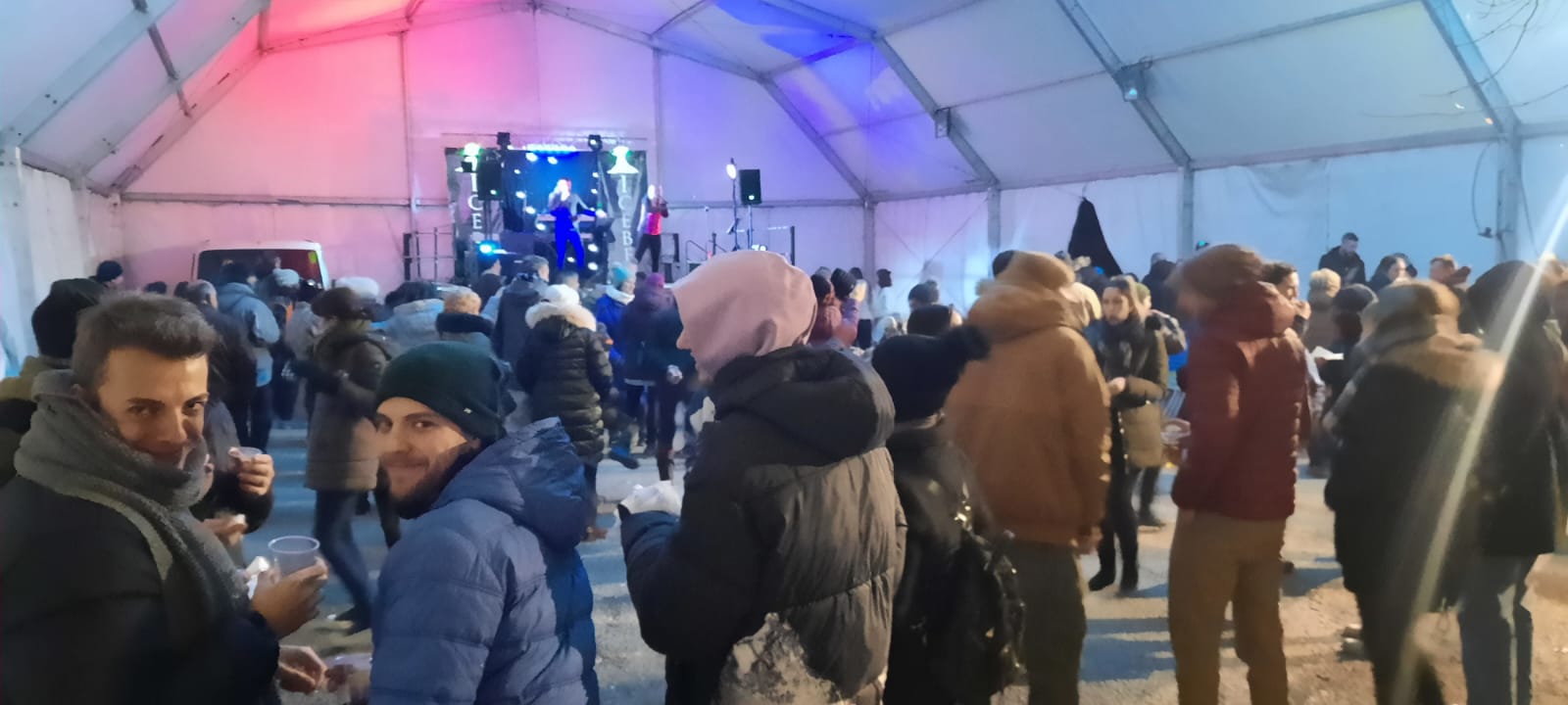 Y por la noche, música y baile.