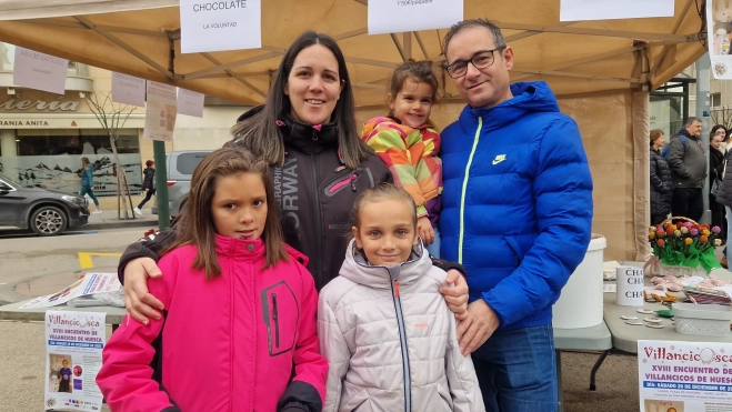 Carla, a la izquierda, con sus padres y sus hermanas. Foto Myriam Martínez