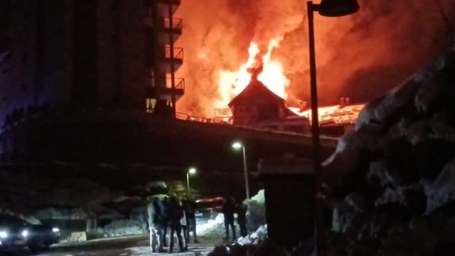 Bloque de apartamentos afectado por el incendio en Panticosa