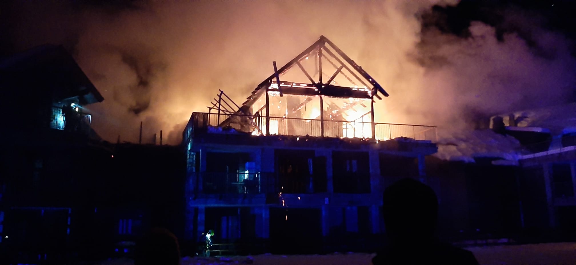 Edificio de la urbanización Argualas de Panticosa afectado por el fuego.