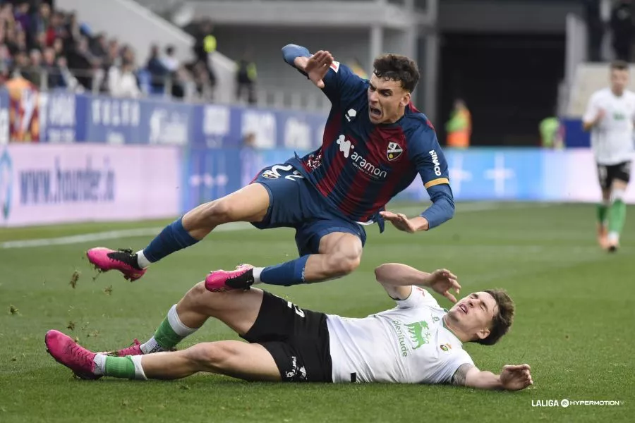 Ángel Pérez salta ante un defensa sastanderino