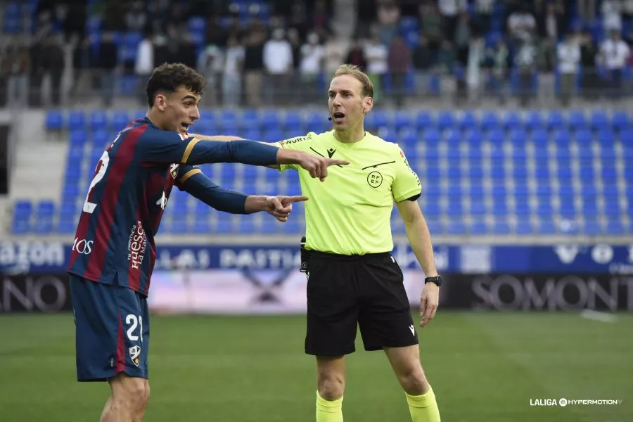 Rafael Sánchez con Ángel Pérez en el Huesca-Racing de Santander.