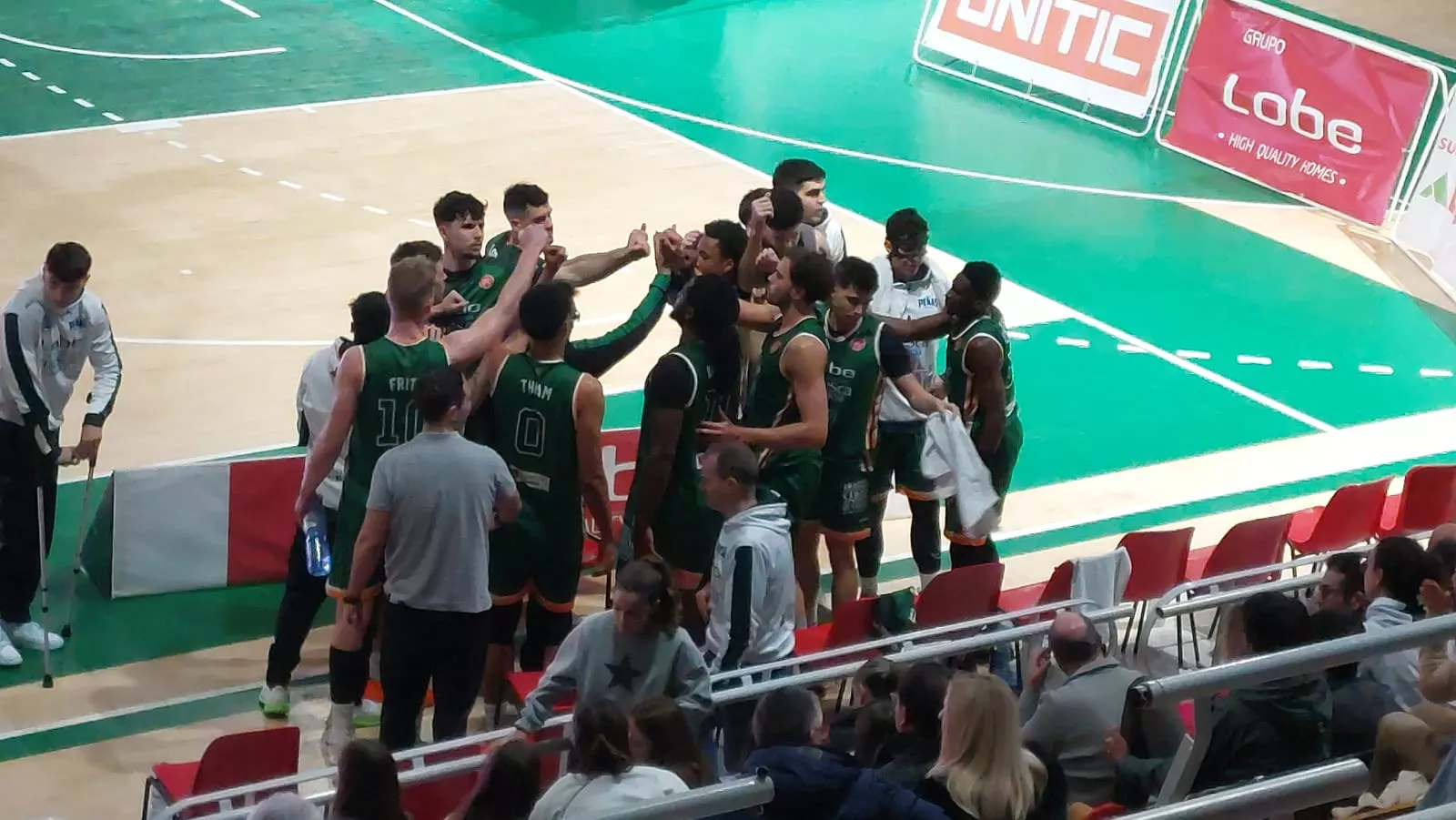 Carlos Lanau y su equipo, Lobe Huesca la Magia, una piña. Club Baloncesto Peñas llega a tiempo y se inscribe en Segunda FEB.