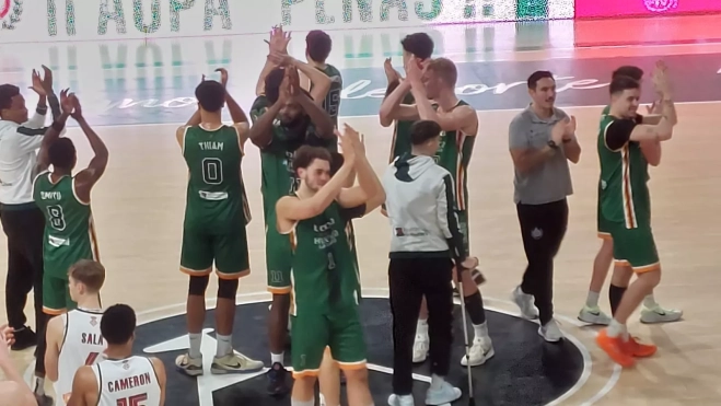 Los jugadores del Peñas aplauden al público Los jugadores del Peñas aplauden al público