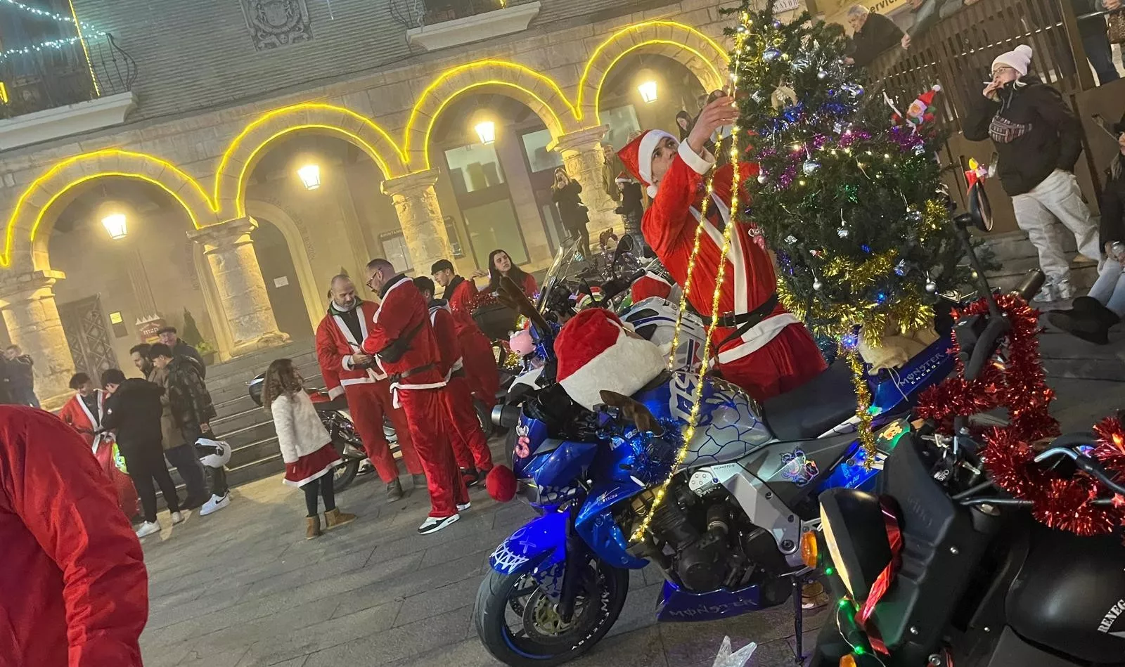 Celebración de la la VIII Papanoelada Motera de Monzón. Foto Mercedes Manterola