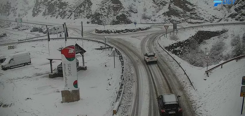Nieve en la A-136 en Formigal este domingo.