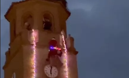 Papá Noel se desliza desde el campanario de la Iglesia de El Temple