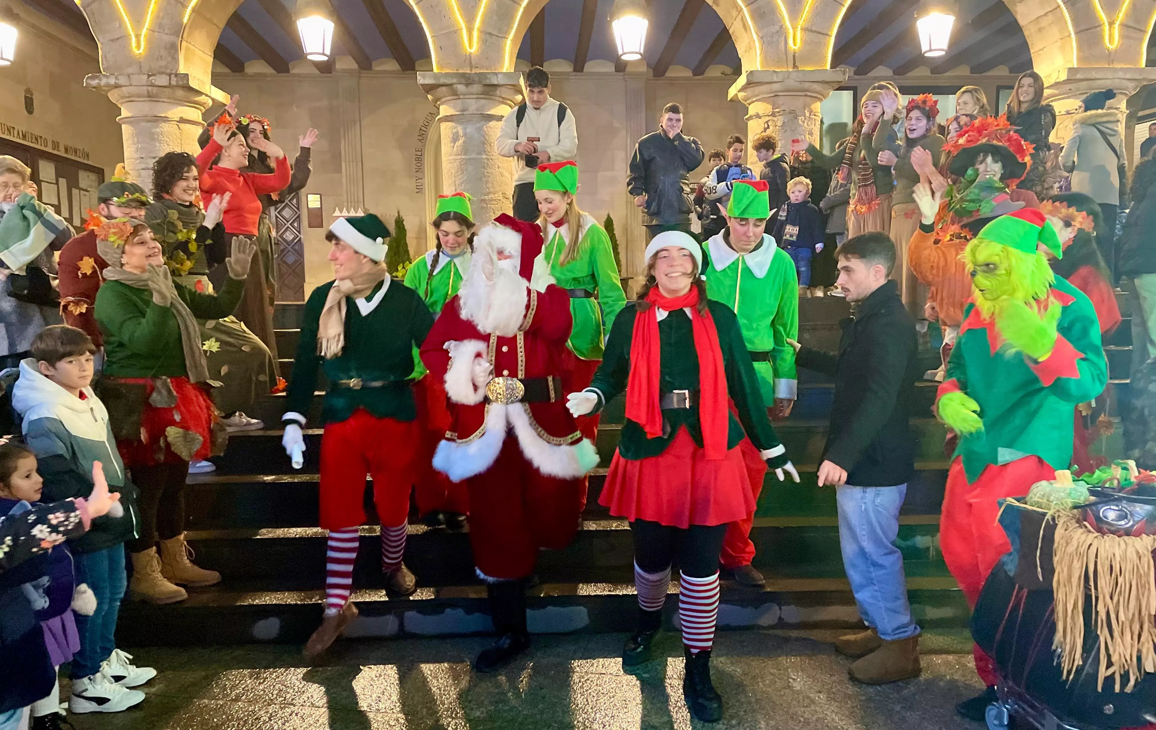 Papá Noel llena de ilusión las calles de Monzón en un espectacular desfile.
