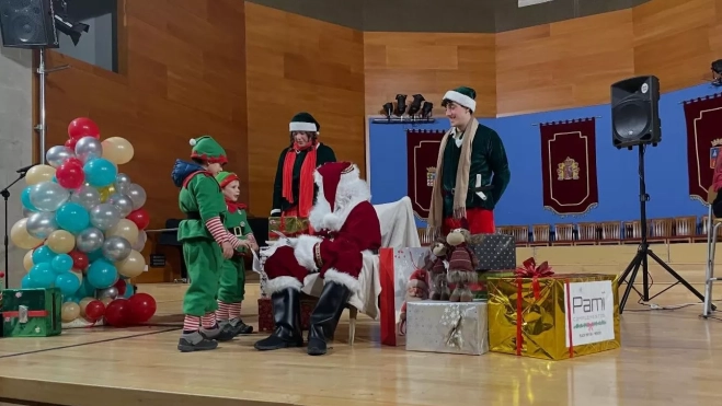 Papá Noel ha recibido las cartas de los pequeños.