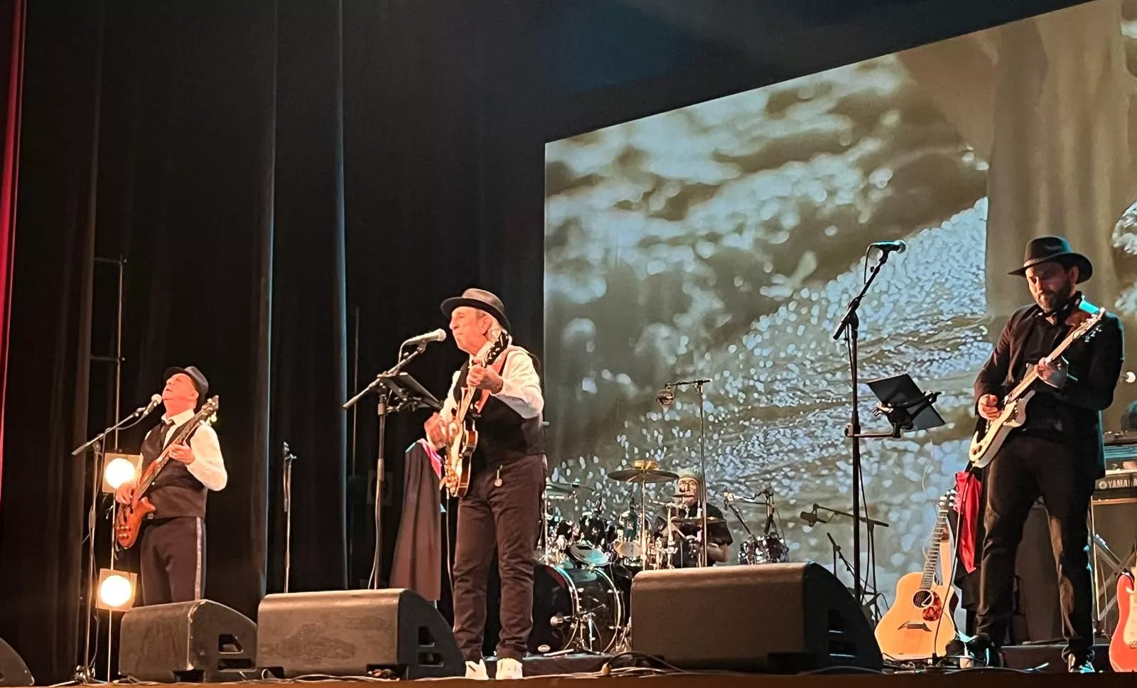 Concierto de Los Brincos en el Teatro Olimpia de Huesca. Foto Mercedes Manterola