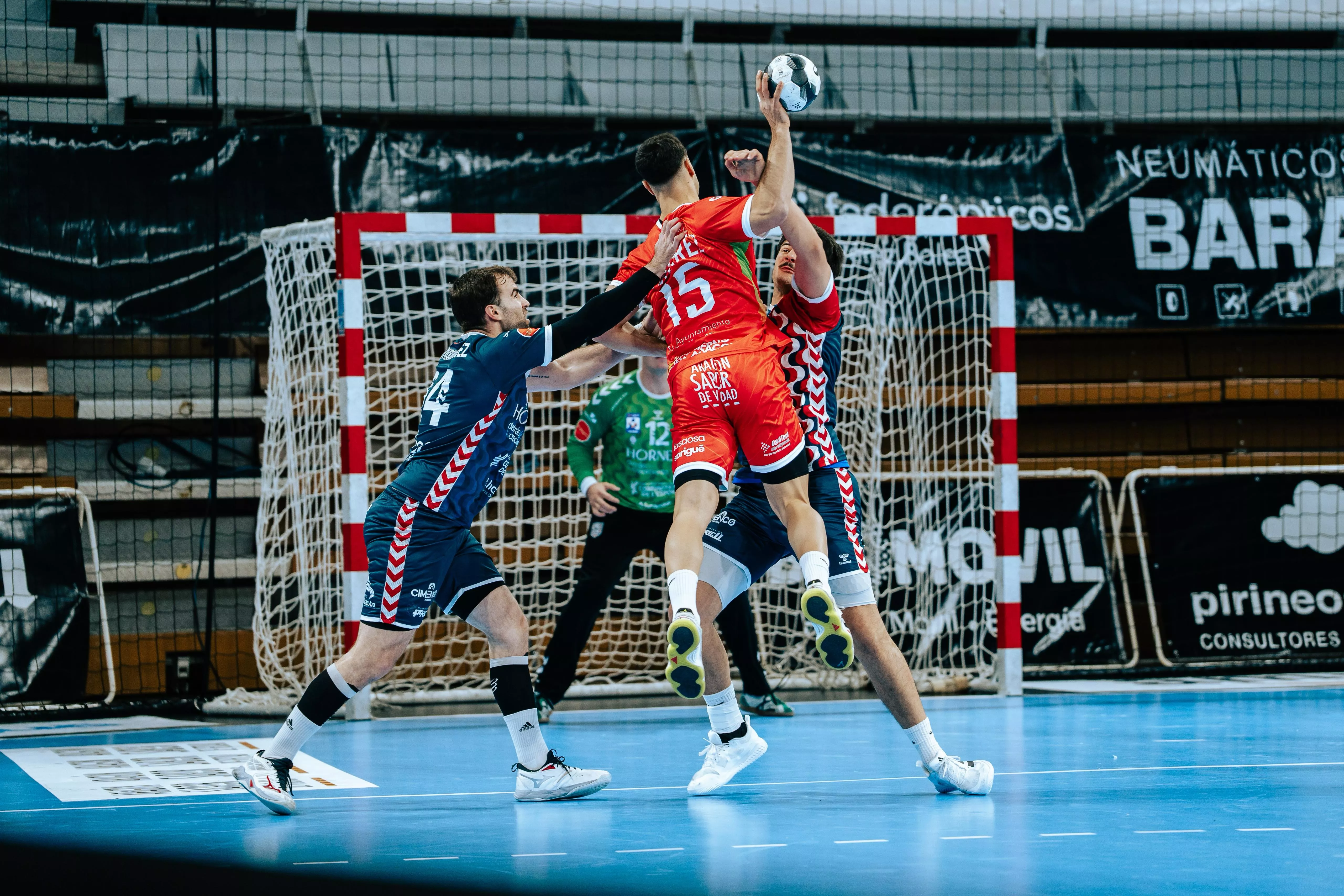 Ignacio Suárez lanza a puerta. Nolasco, tras la derrota: "Lo más positivo es que estamos en la lucha"