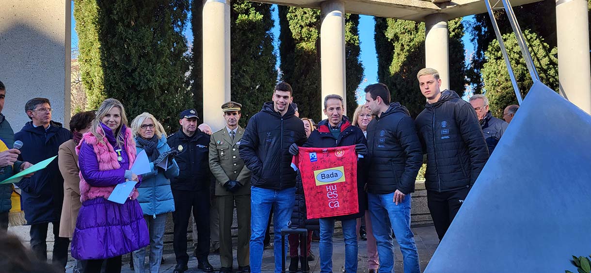 Miguel Malo, Adriá Pérez e Ian Moya, con el director del Sierra de Guara, Antonio Blázquez