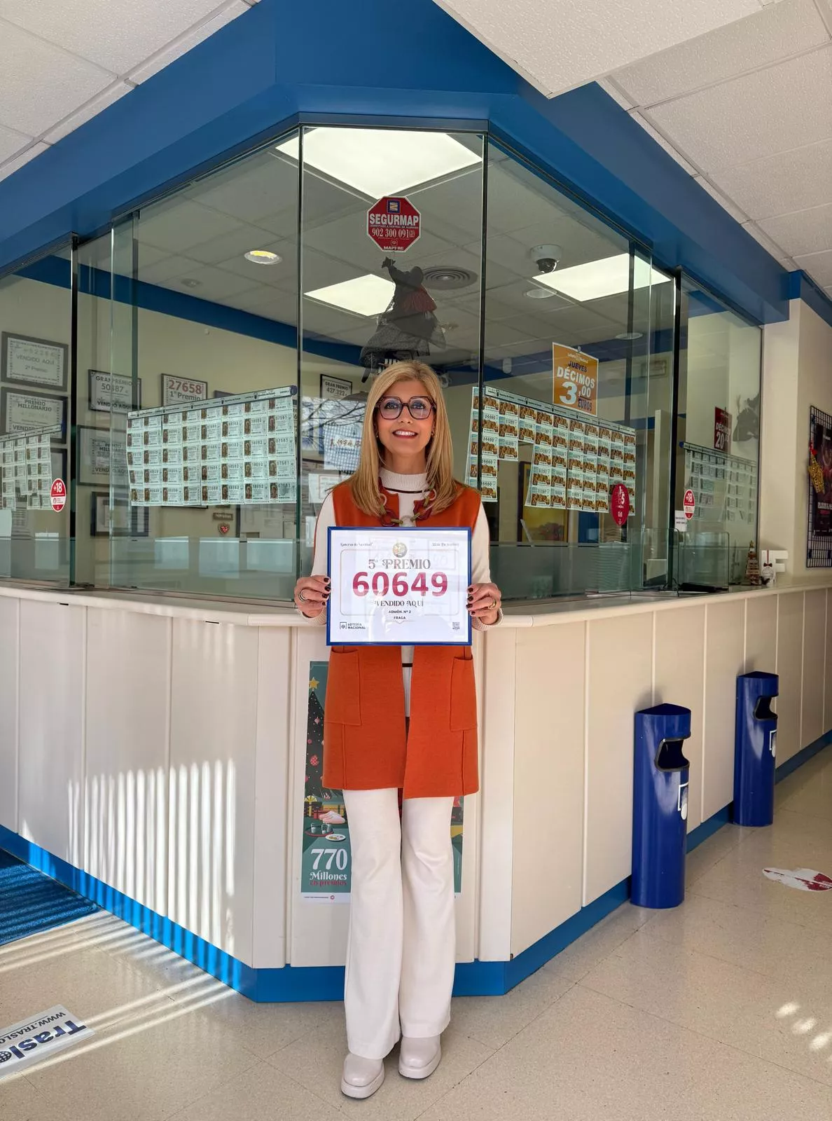 Andrea Ballesté, con el cartel del quinto premio de su Administración de Loterías Fraga 2000